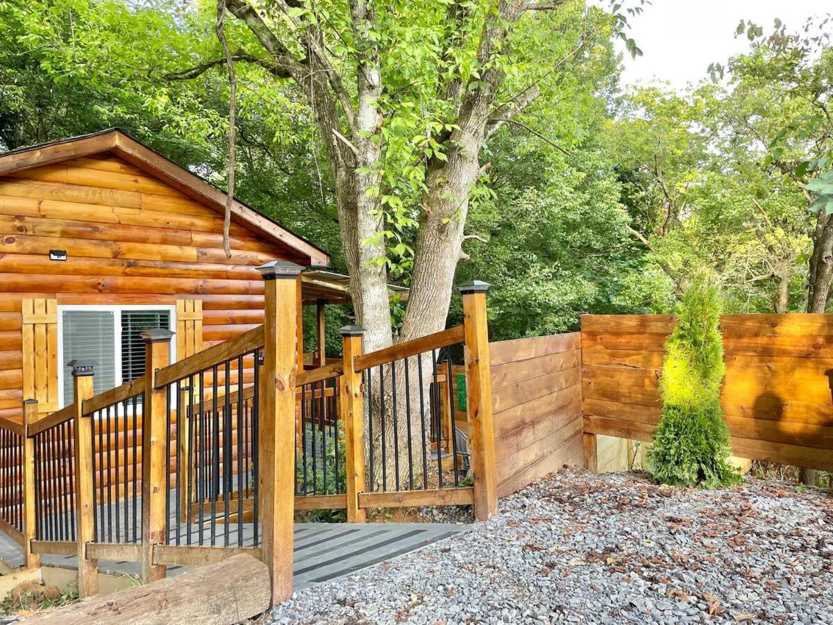 New Tiny Cabin Hot Tub Firepit Fenced Yard Sevierville Ngoại thất bức ảnh
